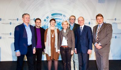 Die Diskutant/innen: Günter Mayr (ORF), Martin Kugler (Die Presse), Corinna Lüthje (Kommunikationsexpertin), LR Kristina Edlinger-Ploder, Oliver Lehmann (Vorsitzender Klub der Wissenschaftsjournalisten), Friedrich Faulhammer (Stv. Vorsitzender Forschungsrat), Matthias Karmasin (Moderator) (v.l.)